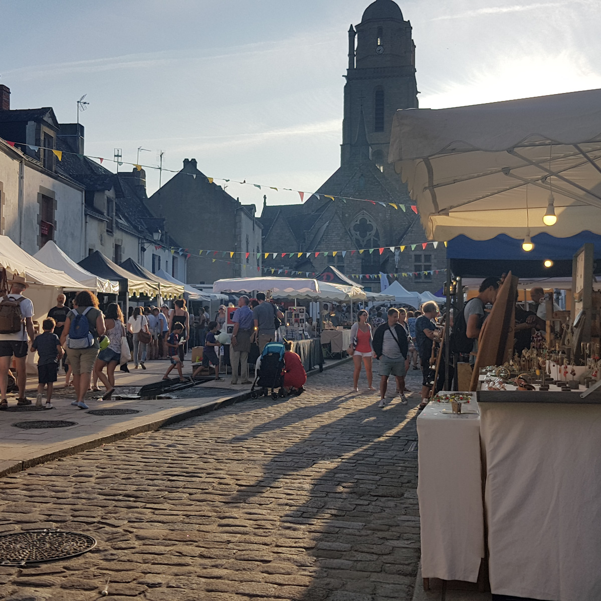 Marché nocturne, Grande rue