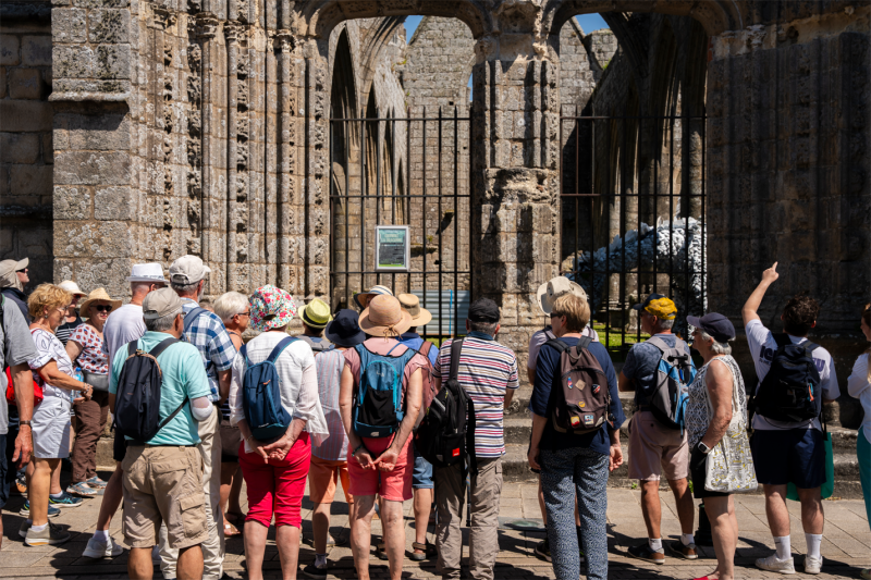 With a guide speaker