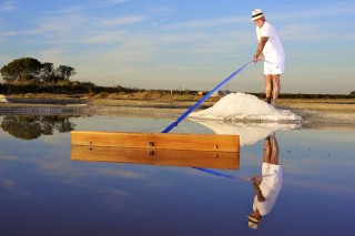 Paludier récoltant le sel à Batz-sur-Mer