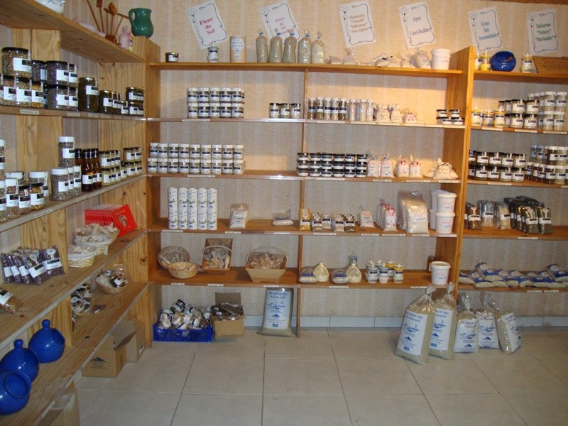 La boutique du Natursel : sel fin, gros sel, sel parfumé aux herbes aromatiques, etc.