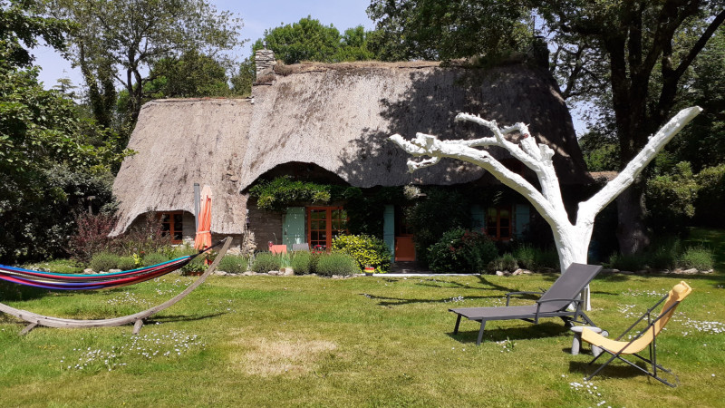 côté sud, au jardin, pour vous poser et bronzer