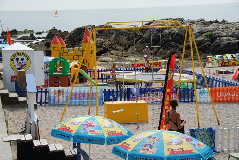 Club Mickey Les Crevettes, balançoire, trampoline et château gonflable pour enfants