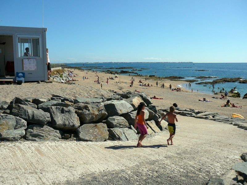 Plage de Ker Elisabeth à La Turballe, poste de secours et accès à la plage de sable fin