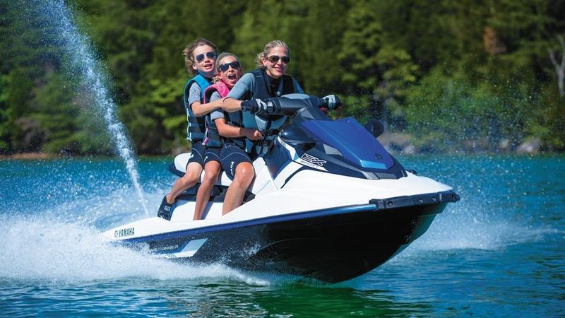 Presqu'île Locations, sur le port du Pouliguen, locations de bateaux à moteur et jets-ski