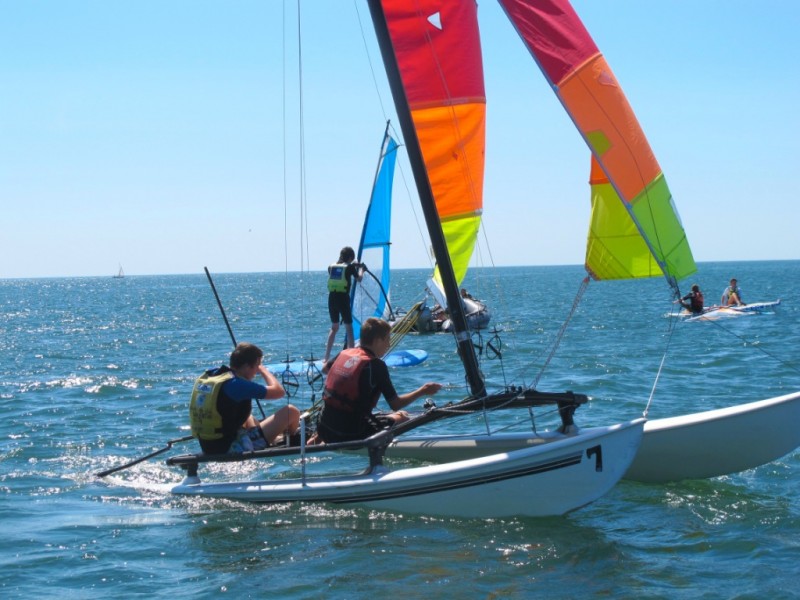 Bateau... sur l'eau... avec l'école de voile Valentin à Batz-sur-Mer