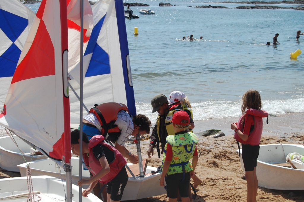 A Batz-sur-Mer, l'école de voile Valentin propose des stages pour les enfants.