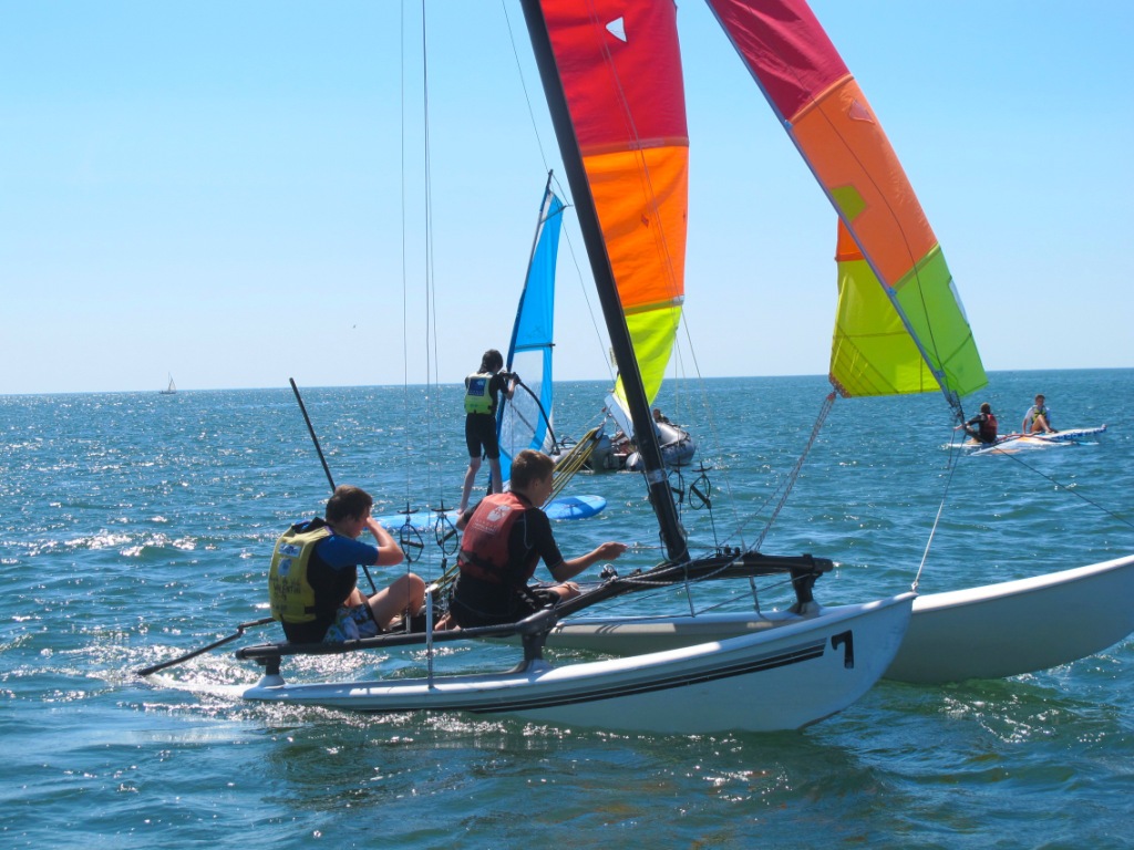 Bateau... sur l'eau... avec l'école de voile Valentin à Batz-sur-Mer