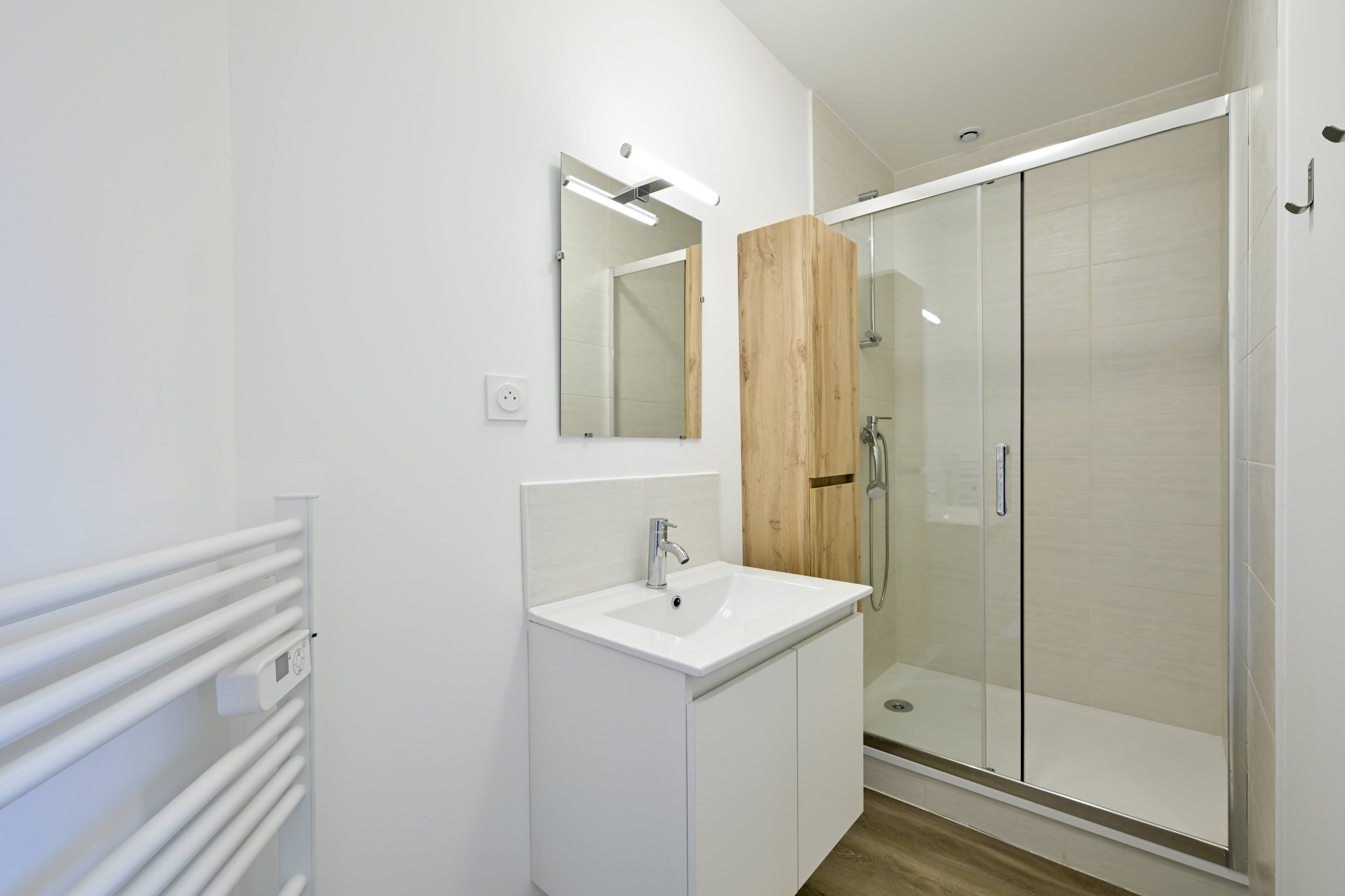 appartement-6-balcon-m-postil-salle-de-douche-2_Batz-sur-Mer