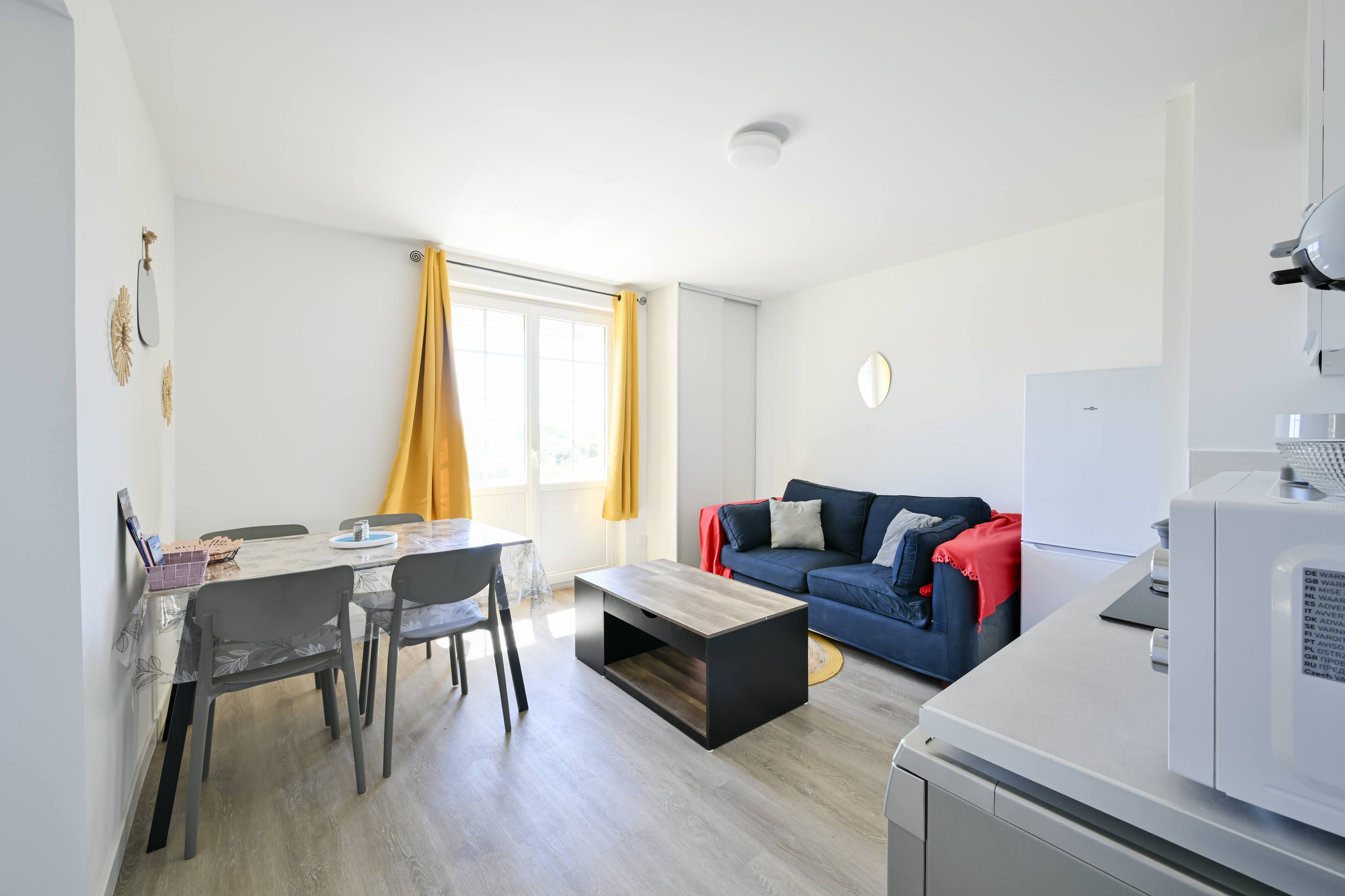 appartement-6-balcon-m-postil-salon-2_Batz-sur-Mer