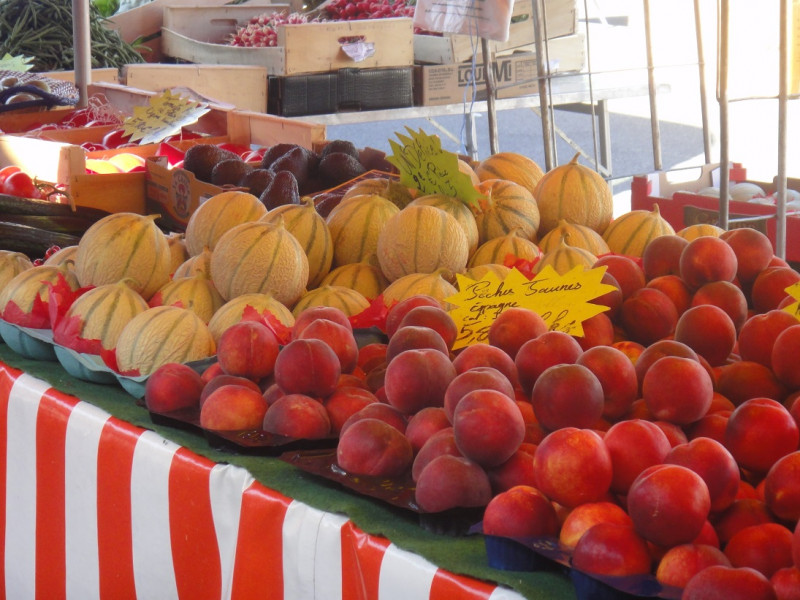 étalage fruits marché hebdo - Batz-sur-Mer