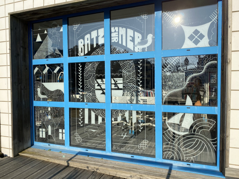 fresque sur les vitres de la médiathèque