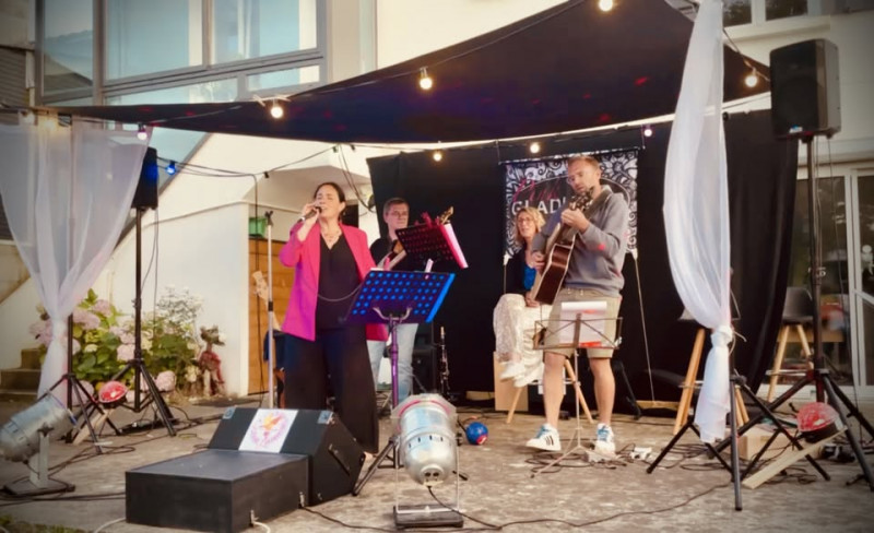 pink-gladiator-string-2600891